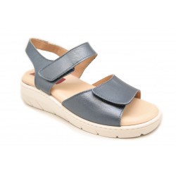 Sandalia cómoda de piel con velcros