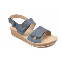 Sandalia de tres velcros ancha y cómoda